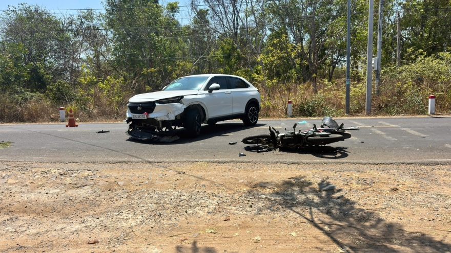 Xe máy va chạm ô tô khiến 1 người tử vong ở Lâm Đồng